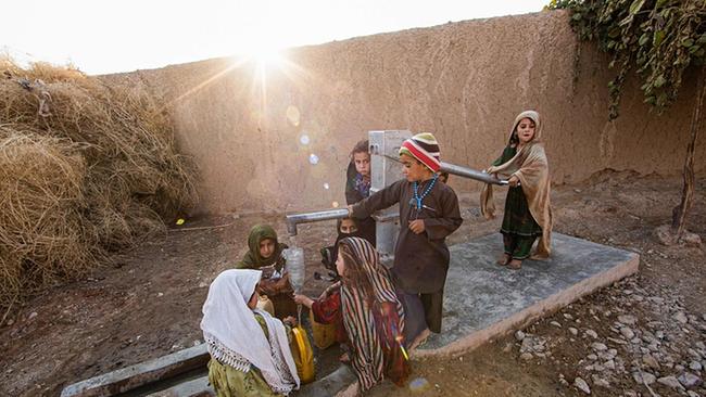 Kinder holen Wasser in einem Dorf nahe Kandahar, Afghanistan.