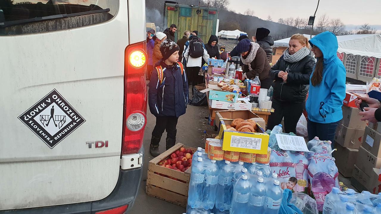 Getränke und Essen stehen für die Flüchtenden aus der Ukraine bereit.
