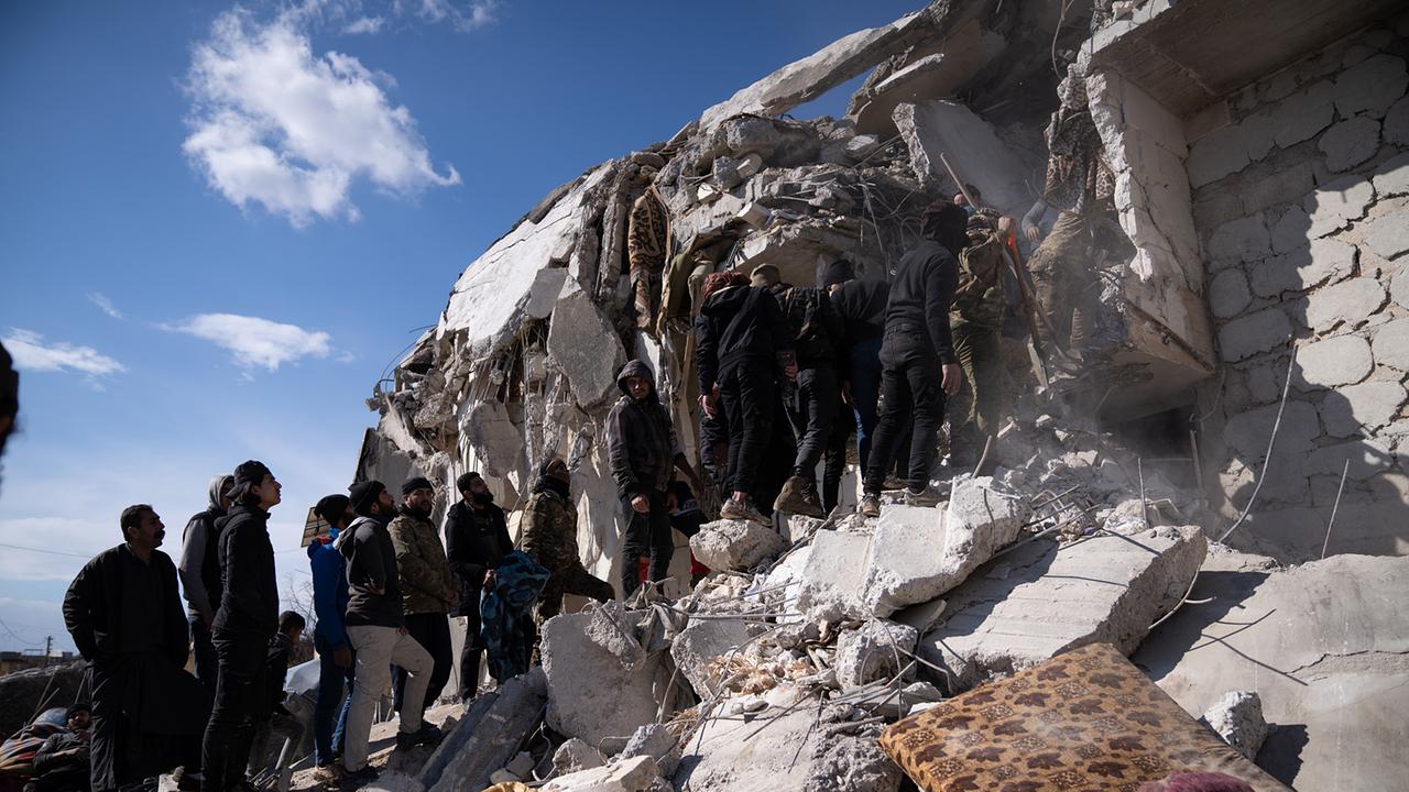 Rettungseinsätze in Nordwest-Syrien am 7. Februar 2023