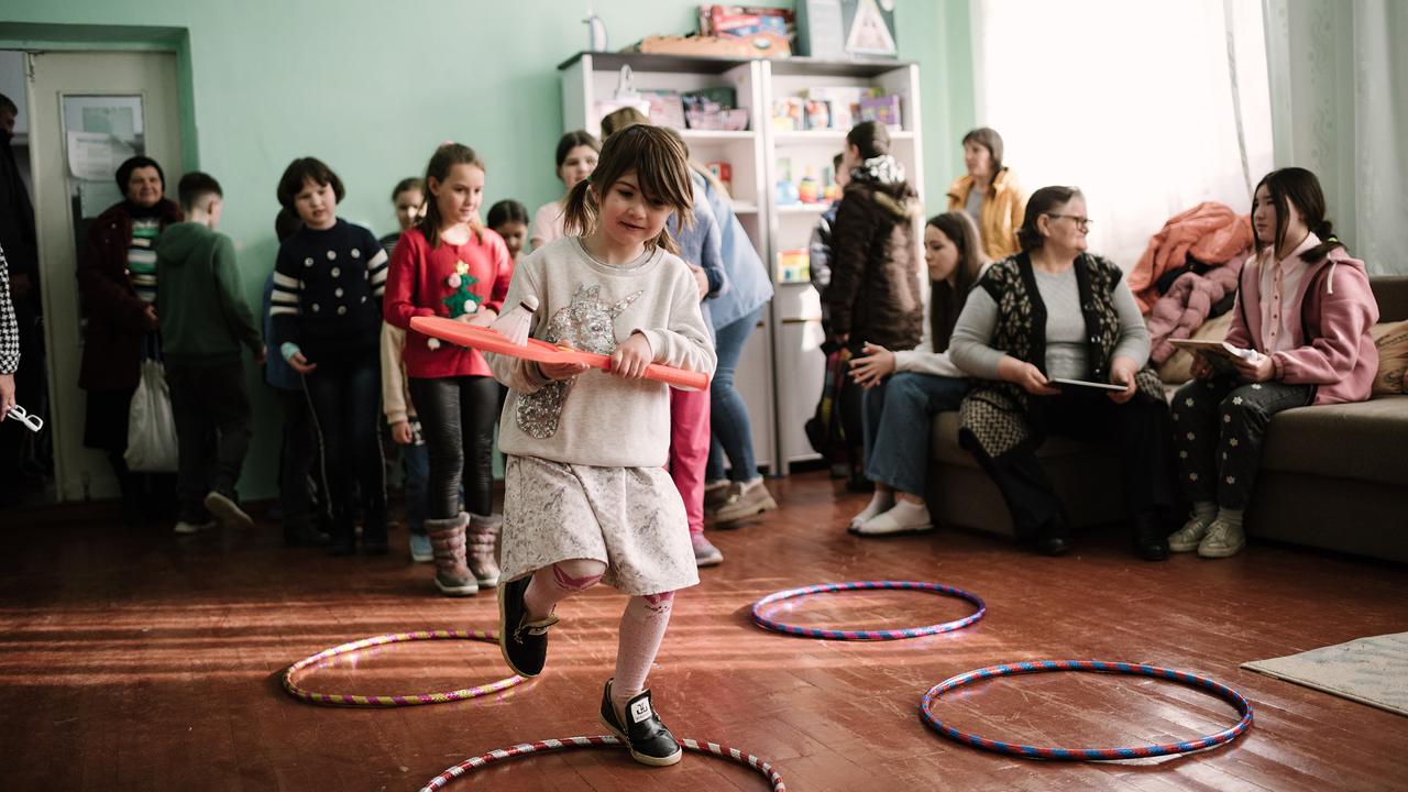 Avee Copiii ist Partner-Organisation der Caritas und bietet in einer Kindertagesstätte in Chisinau sozialpädagogische Aktivitäten für geflüchtete Kinder an. Etwa 25 ukrainische Kinder im Alter zwischen 5 und 13 Jahren nehmen an kreativen, pädagogischen und sportlichen Aktivitäten sowie an psychologischer Betreuung teil. Die Kinder erhalten vor Ort auch warme Mahlzeiten.